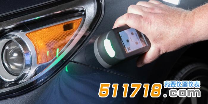 美國(guó)愛色麗X-rite MA-5 QC多角度色差儀，用于效果飾面的可操作色彩測(cè)量工具，可以在制造過程的早期識(shí)別顏色缺陷并避免不必要的返工。    美國(guó)愛色麗X-rite MA-5 QC多角度色差儀產(chǎn)品簡(jiǎn)介：  MA-5 QC多角度色差儀，以在制造過程的早期識(shí)別顏色缺陷并避免不必要的返工。  它采用戰(zhàn)略性放置的光學(xué)元件，與市場(chǎng)上任何其他五角設(shè)備相比，速度快 60%，重量減輕 50%，緊湊度提高 40%。  這使操作員可以用一只手輕松定位 MA-5 QC，每小時(shí)捕獲更多測(cè)量值。  MA-5 QC可在2.5秒內(nèi)快速測(cè)量和采集多個(gè)數(shù)據(jù)點(diǎn)，從而實(shí)現(xiàn)自動(dòng)化作業(yè)。憑借緊湊輕巧的設(shè)計(jì)，該儀器可輕松單手操作，顯著減輕操作疲勞。  此外，通過指示燈確保正確對(duì)準(zhǔn)，并配備自動(dòng)光學(xué)快門來防止灰塵侵入設(shè)備。  MA-5 QC配備直觀的觸摸屏以及合格/不合格紅色和綠色指示燈，可方便進(jìn)行容差檢測(cè)，并一鍵式快速輸出報(bào)告。  通過溫度預(yù)覽功能，MA-5 QC可以確定樣品溫度是否在影響色彩數(shù)據(jù)，從而方便做出合理的決策。如要充電或者連接PC，秩序簡(jiǎn)單的將MA-5 QC裝入便捷的擴(kuò)展塢。    美國(guó)愛色麗X-rite MA-5 QC多角度色差儀產(chǎn)品特點(diǎn)：  . 5角度光譜測(cè)量  . 緊湊、輕巧、易用  . 通過五個(gè)標(biāo)準(zhǔn)測(cè)量角度評(píng)估金屬色和特殊效果表面  . 無縫融入質(zhì)量控制(QC)工作流，幾乎無需停機(jī)  . 軟件兼容性  . 可連接愛色麗EFX QC軟件等顏色色管理軟件，以及使用MA94模式來連接第三方軟件，以及使用MA94評(píng)估模式連接第三方軟件。  . 直觀的用戶界面  觸摸屏可顯示全部五個(gè)角度，一目了然地查看數(shù)據(jù)。  . 樣品溫度傳感器  識(shí)別樣品溫度是否影響色彩數(shù)據(jù)。.jpg